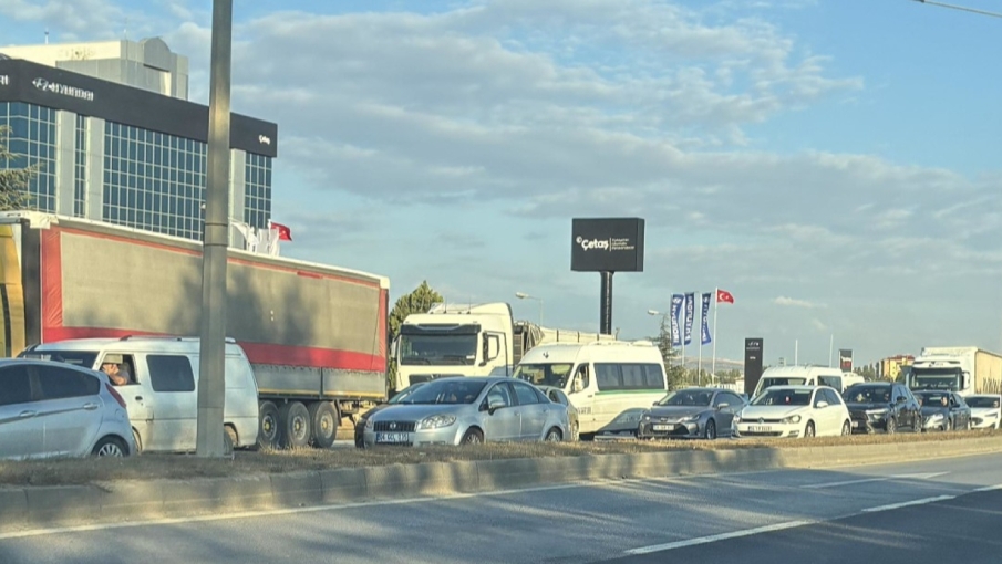 Eskişehir Çevre Yolu kilitlendi: Kuyruk Şehir Hastanesi’ni geçti